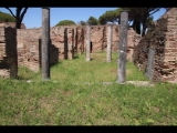 07152 ostia - regio i - insula xii - sede di una corporazione (i,xii,8) - westlichster raum an der suedseite - bli ri osten - 06-2024.jpg